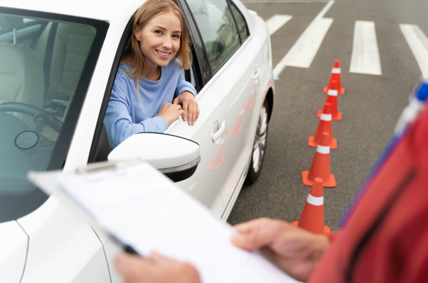 Jeune femme souriante dans une voiture lors d'une leçon de conduite