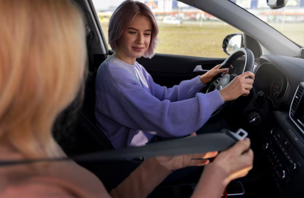 Une femme apprend à conduire une voiture.