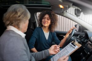 La formation de conduite est certainement un investissement important à faire, et vous pourriez vous demander si un moniteur qualifié vaut vraiment tout cet argent. Bien sûr, s'entraîner avec un ami ou un membre de la famille semble beaucoup moins cher ; cependant, un moniteur peut vous enseigner les compétences appropriées dès le départ. Un moniteur de conduite professionnel peut vous donner de l'expérience, des conseils et des instructions axées sur la sécurité pour vous aider à minimiser les erreurs et les leçons inutiles, ainsi qu'à éviter les échecs aux examens de conduite. 1. Apprenez les bonnes techniques dès le départ Il faut dire que l'un des nombreux avantages de suivre des cours formels est que vous recevez les bonnes techniques dès le départ. Un instructeur expérimenté vous signalera immédiatement les erreurs que vous faites et comment les rectifier, empêchant ainsi qu'elles ne deviennent des habitudes ancrées. Lorsque vous apprenez à conduire par vous-même, sans aucune instruction, vous pouvez adopter inconsciemment de mauvaises techniques de direction, de freinage, d'observation, de stationnement ou d'autres techniques de conduite qui nécessiteront un entraînement supplémentaire pour être corrigées. 2. Réduisez le temps de pratique inutile Nos leçons de conduite sont structurées pour fournir une feuille de route basée sur votre niveau de conduite et vos points faibles. Dans une situation comme celle-ci, sans qu'un instructeur passe plusieurs heures à pratiquer des techniques que vous maîtrisez déjà assez bien. Les cours de conduite offrent l'opportunité d'apprendre des compétences sur lesquelles vous devez vous améliorer. Ces cours offrent des sessions de formation sur la route afin que vous puissiez gagner en confiance pendant cette phase. 3. Préparez-vous plus efficacement pour votre examen de conduite Vous devrez payer à nouveau les frais d'examen et organiser un transport ou payer pour plus d'heures de pratique. Apprendre avec un instructeur vous permet d'anticiper les questions de l'examinateur, d'identifier les faiblesses et de pratiquer ces compétences afin que le jour de l'examen, vous soyez plus confiant. 4. Développez des habitudes de conduite sûres Les leçons de conduite sont une compétence pour la vie, pas simplement un moyen d'atteindre un but (c'est-à-dire, la note de passage !). Les moniteurs qualifiés n'enseigneront pas seulement à conduire, mais aussi à anticiper et à agir pour que la conduite soit sûre et intuitive et pour réduire le nombre d'erreurs coûteuses commises au cours de leur vie. Vous pouvez également développer des attitudes de conduite sûres tout en conduisant et votre capacité à conduire confortablement sans autres passagers. 5. Obtenez une formation personnalisée Nous apprenons tous à un rythme différent. Votre instructeur peut personnaliser une leçon pour vous, plutôt qu'une leçon standardisée conçue pour tout le monde, pas seulement pour vous. Peut-être que vous sentez le besoin de pratiquer le stationnement, le changement de voie, la gestion des ronds-points ou des intersections, ou davantage sur les routes à double sens et les autoroutes ; votre moniteur de conduite peut travailler pour adapter une leçon qui optimise votre temps. 6. Profitez de l'éducation professionnelle des conducteurs L'éducation des conducteurs dans un cadre professionnel implique une connaissance pratique de la théorie combinée à un apprentissage réel. L'apprentissage en classe des règles, des panneaux, de la conduite défensive, du contrôle du véhicule et des instructions de conduite réelles peut grandement améliorer un apprenant plus que l'apprentissage par essais et erreurs sur la route. 7. Les options flexibles peuvent aider à gérer les coûts Une auto-école professionnelle propose souvent différents forfaits de cours, prix et méthodes de paiement, ce qui permet à l'élève de choisir la formation qui lui convient en fonction de ses circonstances individuelles et de sa situation financière. À l'École Unity de conduite, les élèves conducteurs peuvent choisir parmi des cours intensifs, des cours supplémentaires ou des leçons individuelles. De plus, ils offrent à leurs élèves une option de facilités de paiement. Conclusion Vous faites des investissements judicieux en choisissant une approche professionnelle et de qualité pour votre apprentissage de la conduite personnelle, grâce au temps, à l'assurance et à la préparation que notre programme offre. L'Académie de Conduite Écologique Unity vous aide à conduire plus en toute sécurité et de manière autonome en intégrant des leçons de conduite intensives et organisées, des instructeurs professionnels et des approches d'apprentissage innovantes qui peuvent vous aider à acquérir les compétences nécessaires.